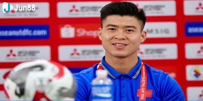 Duy Mạnh chụp ảnh cùng HLV Kim Sang-sik khi dự họp báo trước trận ra quân AFF Cup 2024 gặp Lào