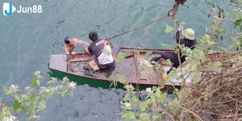 Các yếu tố được làm rõ trong vụ trục vớt thi thể và xe ô tô dưới hồ Thủy Điện Hòa Bình