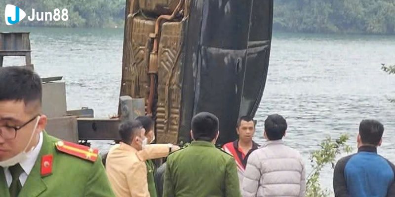 Nhận được tin báo, Công an huyện Mai Châu đã nhanh chóng có mặt tại hiện trường và tiến hành cẩu ôtô lên bờ.